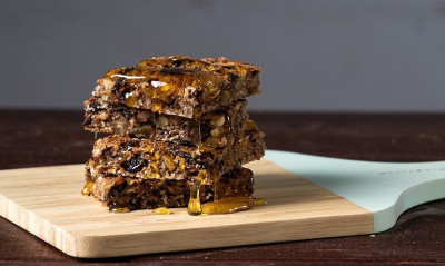 Άκης Πετρετζίκης: Ενεργειακές μπάρες αμυγδάλου με δαμάσκηνα