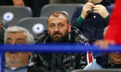 Δουλεύει ως κούριερ ο Ανατολάκης! (Photos)