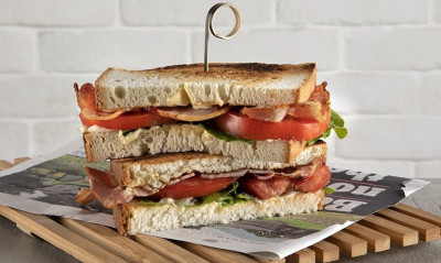 Άκης Πετρετζίκης: BLT σάντουιτς