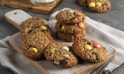 Άκης Πετρετζίκης: Παιδικά μπισκότα με βρόμη και σοκολάτα