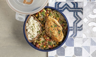 Άκης Πετρετζίκης: Ψητό στήθος κοτόπουλου με ρύζι και λαχανικά