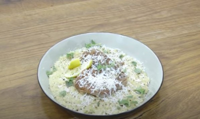 Άκης Πετρετζίκης: Κατσικάκι λεμονάτο με τραχανά στη χύτρα ταχύτητας