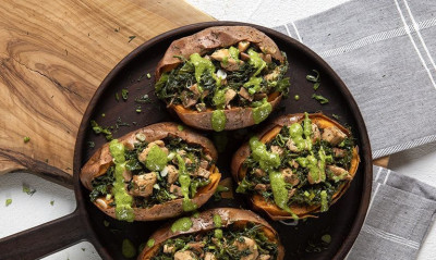 Άκης Πετρετζίκης: Γλυκοπατάτες γεμιστές με κοτόπουλο και κέιλ