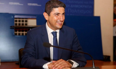 Φοίνικας Σύρου: Βράβευση Αυγενάκη στην εκδήλωση για την παρουσίαση της ομάδας βόλεϊ