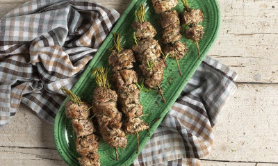 Άκης Πετρετζίκης: Χοιρινά σουβλάκια με Caesar σος