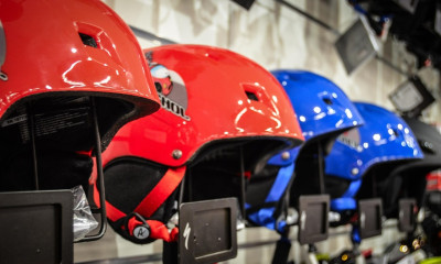 Πήγε να αγοράσει κράνος για τη μηχανή - «Πάγωσε» μόλις είδε τι ήταν μέσα (photos)