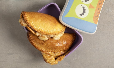 Άκης Πετρετζίκης: Καλτσόνε με κιμά