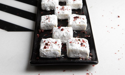 Άκης Πετρετζίκης: Τρούφες λευκής σοκολάτας με ροζ πιπέρι