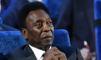 Βελτιώνεται η κατάσταση του Πελέ: Παίζει χαρτιά με την κόρη του (photos)