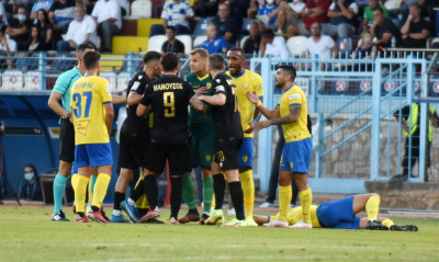 Απίθανα πράγματα στη Λαμία: Ο Σιδηρόπουλος έδωσε το ακουστικό ενδοεπικοινωνίας σε παίκτη!