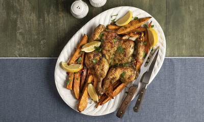 Άκης Πετρετζίκης: Κοτόπουλο με γλυκοπατάτες στον φούρνο