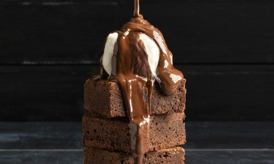 Άκης Πετρετζίκης: Brownies σοκολάτας γάλακτος