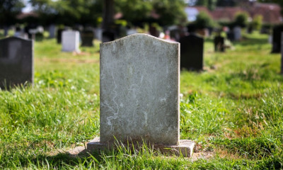 Τρόμος - Πήγε σε νεκροταφείο και σάστισε μόλις είδε τι ανατριχιαστικό έβγαινε από τάφο (pics+vid)