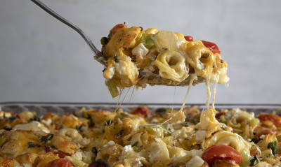 Άκης Πετρετζίκης: Τορτελίνια με τυρί στον φούρνο