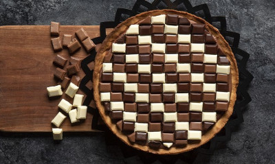 Άκης Πετρετζίκης: Τάρτα σοκολάτας με μπανάνα