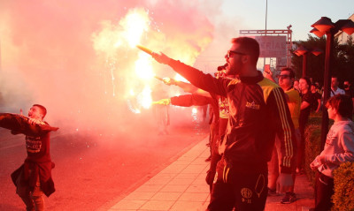 ΑΕΚ: Αποθεωτική υποδοχή στο Αγρίνιο – Τρέλα για τους παίκτες (photos)