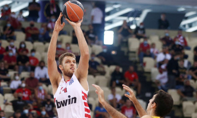 Ολυμπιακός-ΑΕΚ 103-78: «Ερυθρόλευκη» πρεμιέρα με νίκη λόγω Βεζένκοφ και... έλλειψη ενέργειας