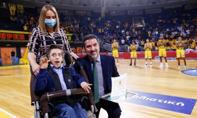 Άρης-Παναθηναϊκός ΟΠΑΠ: Η συγκινητική βράβευση του Δημήτρη Πρίφτη από τον πιο πιστό φίλο του Άρη