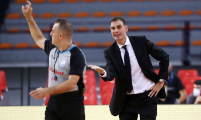 Ολυμπιακός-ΑΕΚ: «Έκρηξη» Μπαρτζώκα και κόσμου με τους... διαιτητές στο ΣΕΦ (video+photos)