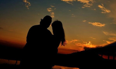 Γνωστός ποδοσφαιριστής στην αγκαλιά εντυπωσιακής καλλονής (pics)