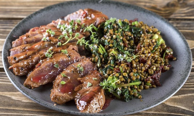 Άκης Πετρετζίκης: Ταλιάτα τόνου με σάλτσα ρόδι