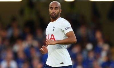 Λούκας Μόουρα: Η σύντροφός του τον έστειλε... εξορία στον καναπέ (pics)