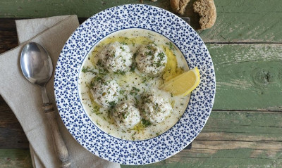 Άκης Πετρετζίκης: Γιουβαρλάκια με κιμά κοτόπουλου