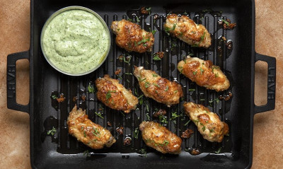 Άκης Πετρετζίκης: Φτερούγες κοτόπουλου με σάλτσα κόλιανδρου