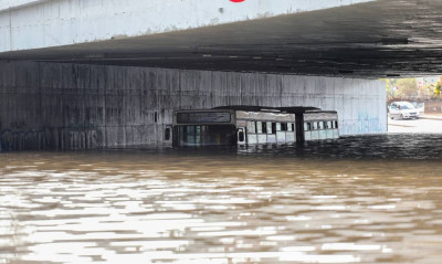 Κακοκαιρία «Μπάλλος»: Εισαγγελική έρευνα για το λεωφορείο που «βυθίστηκε» στη Συγγρού (photos)