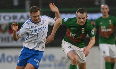 Απίστευτο: Τον... πλάκωσε στο γήπεδο και αποβλήθηκε (photos+video)