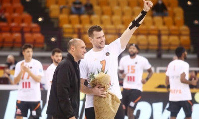 Ολυμπιακός: Βράβευσε τον Αγραβάνη στο ματς με τον Προμηθέα (video)