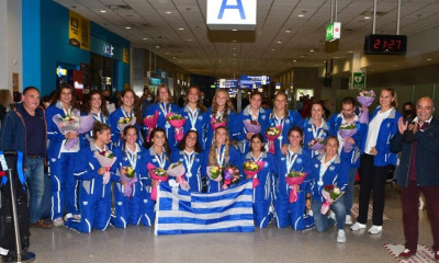 Πόλο: Η αποθεωτική υποδοχή των κοριτσιών με τα ασημένια παγκόσμια μετάλλια (video)