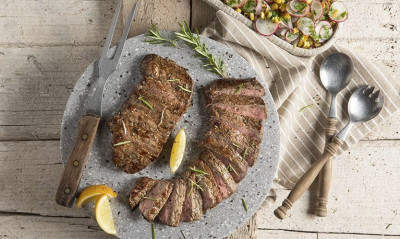 Άκης Πετρετζίκης: Μοσχαρίσια κόντρα με σαλάτα ραπανάκι