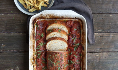 Άκης Πετρετζίκης: Ρολό γαλοπούλας με σάλτσα ντομάτας