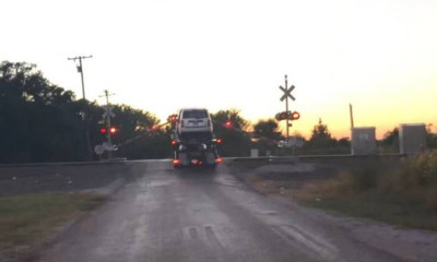 Βίντεο σοκ: Τρένο παρασύρει νταλίκα με αυτοκίνητα που κόλλησε στις ράγες