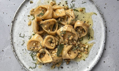 Άκης Πετρετζίκης: Τορτελίνια με τυριά και σάλτσα βουτύρου