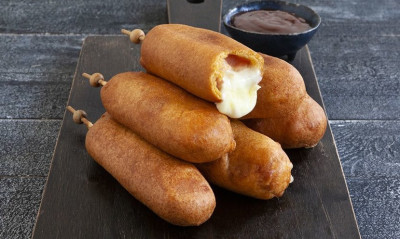Άκης Πετρετζίκης: Corn dogs με μοτσαρέλα και μπέικον