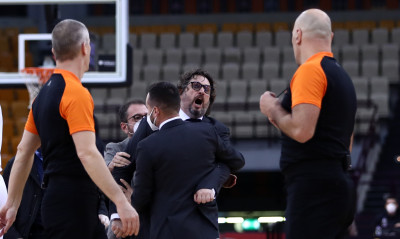 Euroleague: Απίθανο blooper με Τρινκιέρι - Τον χτύπησε διαιτητής και τρελάθηκε (video)