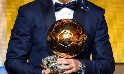 Διαρροή ή απάτη; Αυτός κερδίζει τη «χρυσή μπάλα»! (Photos)