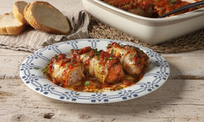 Άκης Πετρετζίκης: Λαχανοντολμάδες κοκκινιστοί