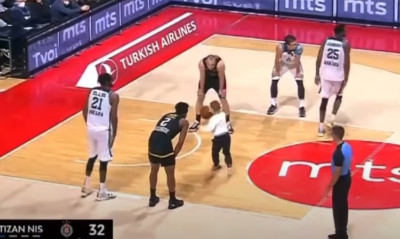 Εισβολή σε αγώνα του Eurocup - Πιτσιρικάς μπούκαρε στο παρκέ για να βάλει καλάθι (video+photos)
