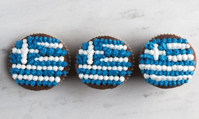 Άκης Πετρετζίκης: Cupcakes ελληνική σημαία