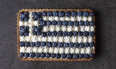 Άκης Πετρετζίκης: Τάρτα ελληνική σημαία