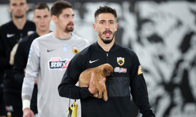 ΑΕΚ: Ο Σιμόες υιοθέτησε κουταβάκι! (photos)