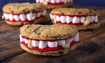 Άκης Πετρετζίκης: Τα σαγόνια του Δράκουλα