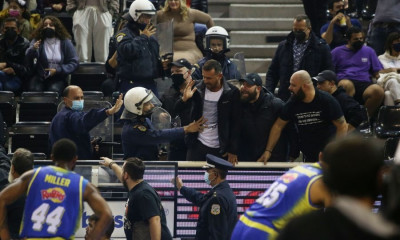 ΠΑΟΚ-Περιστέρι: Μεγάλη ένταση στην Πυλαία και διακοπή, επενέβη η αστυνομία (video+photos)