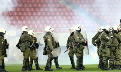 Ολυμπιακός- Άιντραχτ: Επεισόδια οπαδών με αστυνομικούς - Συναγερμός στο κέντρο της Αθήνας