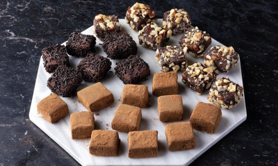 Άκης Πετρετζίκης: Τρούφες σοκολάτα μπανάνα