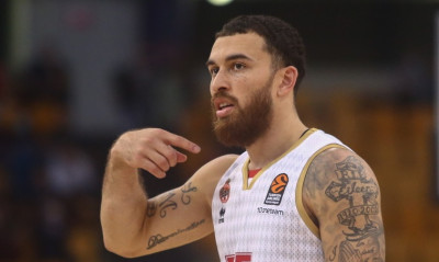 Ολυμπιακός-Μονακό: Τρομερός Μάικ Τζέιμς - Τρίποντο από το logo του ΣΕΦ (video)