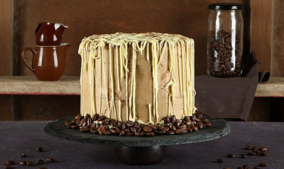 Άκης Πετρετζίκης: Τούρτα με λευκή σοκολάτα και μόκα